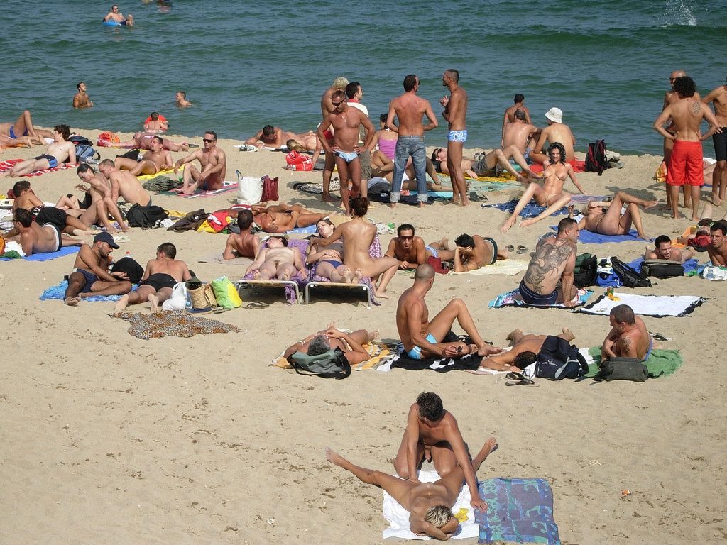 Sex crowded beach